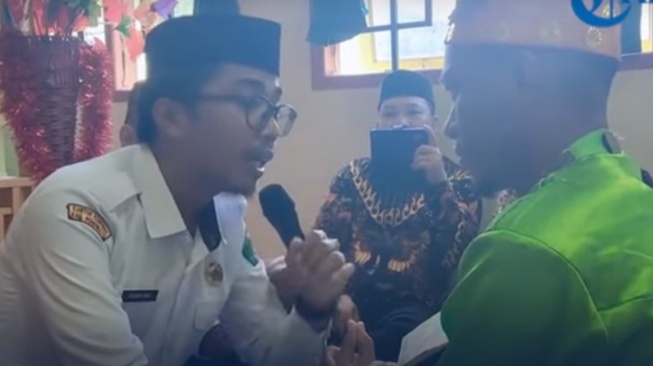 Sah! Momen Haru Penghulu Nikahkan Pengantin Tuna Runggu Pakai Bahasa Isyarat