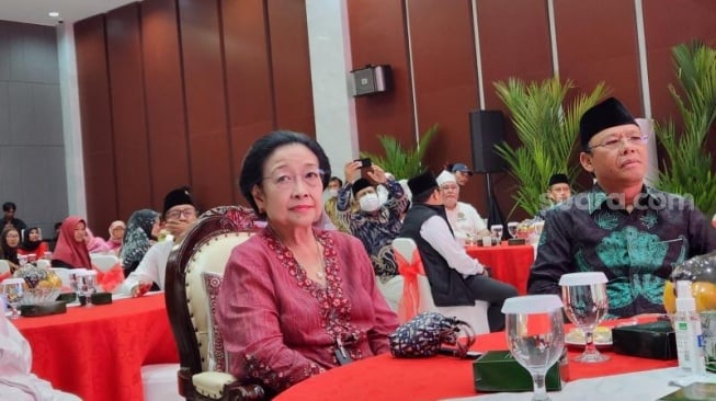 Ketua Umum PDI Perjuangan, Megawati Soekarnoputri mendatangi aula Masjid At-Taufiq, Lenteng Agung, Jakarta Selatan, Minggu (11/2/2024). (Suara.com/Fakhri)