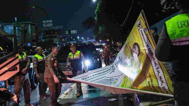 Masuk Masa Tenang, Dini Hari Satpol PP DKI Copot Baliho Caleg Hingga Bendera Parpol