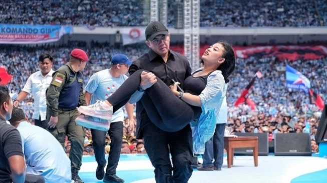 Aksi Sigap Mayor Teddy Bantu Pendukung-Gibran yang Pingsan di GBK. [Istimewa]