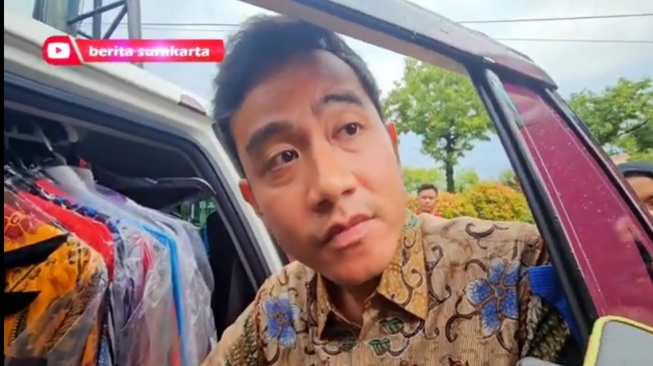 Bareng Selvi Ananda, Gibran Bocorkan Jam Nyoblos ke TPS: Nggak Pagi-pagi Banget