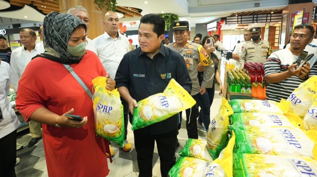 Menteri BUMN Erick Thohir Saat Meninjau Pasokan Beras di Ramayanan Prime Klender, Jakarta Timur, Senin (12/2/2024)/Dok Kementerian BUMN