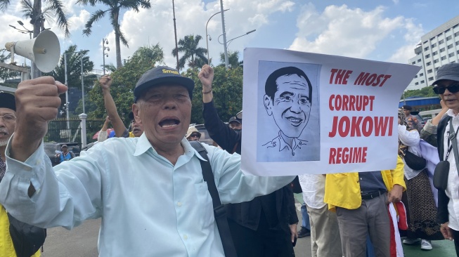 Demonstran Propemakzulan Presiden Jokowi menggelar aksi di depan Gedung DPR, Jakarta, Senin (12/2/2024). [Suara.com/Faqih]