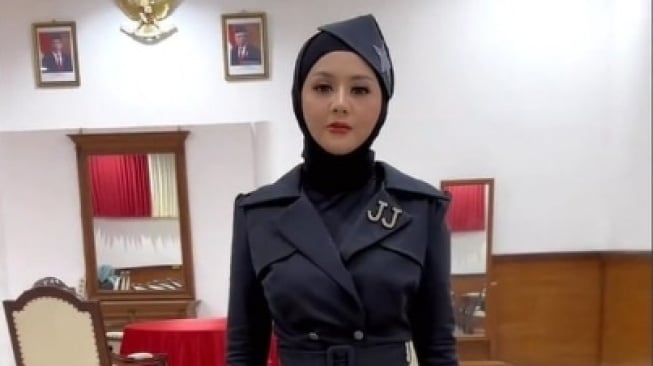 Potret Stylish Jenita Janet Berhijab. (Instagram/jenitajanet)