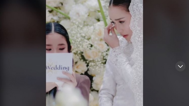 Misteri tulisan wedding di acara Ayu Ting Ting. (TikTok/agustina_hs96)