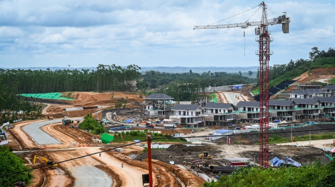 Suasana pembangunan di Kawasan Inti Pusat Pemerintahan (KIPP) Ibu Kota Nusantara (IKN), Kabupaten Penajam Paser Utara, Kalimantan Timur, Senin (12/2/2024). [ANTARA FOTO/ Rivan Awal Lingga].