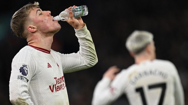 Penyerang Manchester United, Rasmus Hojlund (kiri) tampil dalam laga Liga Inggris kontra Aston Villa di Villa Park, Birmingham, Minggu (11/2/2024) malam WIB. [Paul ELLIS / AFP]