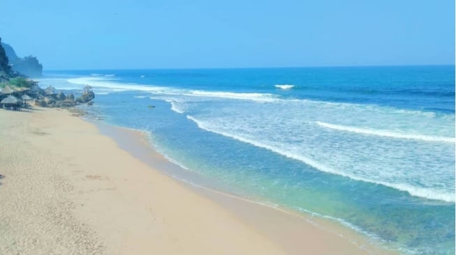 Pantai Watulawang, Abadikan Momen Liburan dengan Latar Laut Biru di Jogja