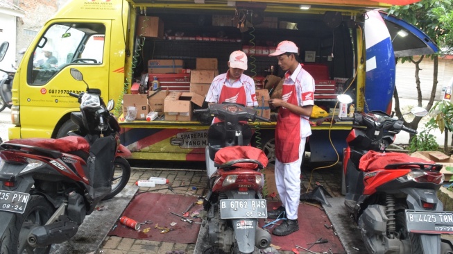 PT Wahana Makmur Sejati (WMS) selaku main dealer kendaraan beroda dua motor Honda Jakarta-Tangerang kembali memberikan layanan servis motor gratis bagi para wartawan Diskusi Wartawan Otomotif (Forwot) lalu warga setempat (7/2/2024) [PT Wahana Makmur Sejati].