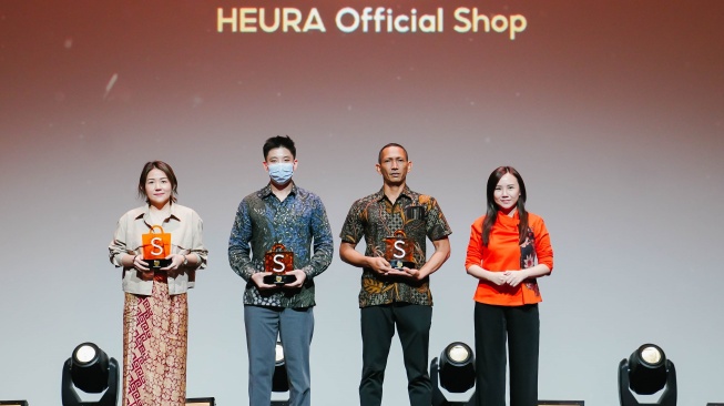 Ketiga UMKM Penerima Penghargaan dalam Shopee Super Awards 2023. (Ki-Ka: Dushishoes, Heura Official Shop, Azella Collections, Direktur Eksekutif Shopee Indonesia, Christin Djuarto). (Istimewa)