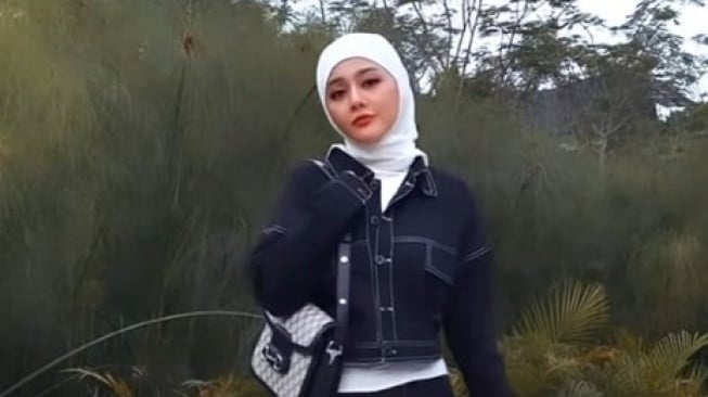 Potret Stylish Jenita Janet Berhijab. (Instagram/jenitajanet)