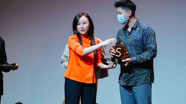 Christin Djuarto, Direktur Eksekutif Shopee Indonesia Memberikan Penghargaan Kategori Super Growing UMKM kepada Given Susanto. (Istimewa)