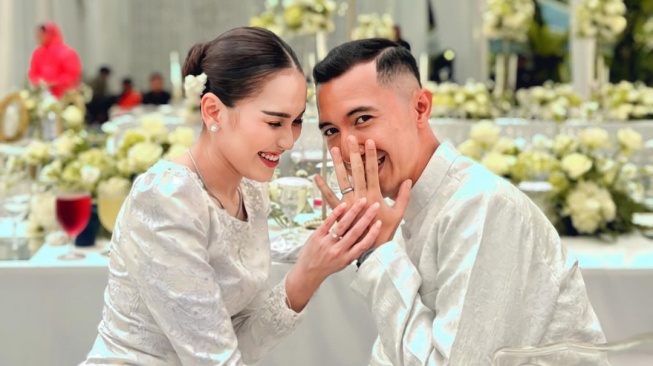 Unggah foto calon istri Ayu Ting Ting (Instagram/@derazala)