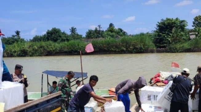 Berjarak 2 Jam dari Istana Negara, Petugas PPK Bertaruh Nyawa Distribusikan Logistik Pemilu