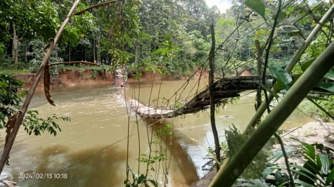 2 Pengendara Motor Jatuh ke Sungai saat Jembatan Menterap Ambruk Akibat Banjir di Sekadau