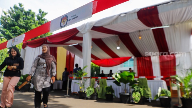 Suasana di tempat pemungutan suara (TPS) 10 Kelurahan Gambir di kompleks Kantor Lembaga Administrasi Negara (LAN), Jakarta, Selasa (13/2/2024). [Suara.com/Alfian Winanto]