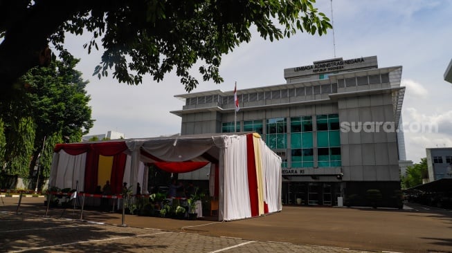 Suasana di tempat pemungutan suara (TPS) 10 Kelurahan Gambir di kompleks Kantor Lembaga Administrasi Negara (LAN), Jakarta, Selasa (13/2/2024). [Suara.com/Alfian Winanto]