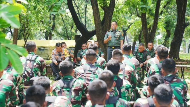 Panglima TNI Jenderal Agus Subiyanto mengecek kesiapan prajurit TNI dan Polri yang tergabung dalam pasukan pengamanan unjuk rasa dan Babinsa pengamanan Pemilu wilayah Jakarta Pusat bersama Pangkostrad Letjen TNI Muhammad Saleh Mustafa serta Pangdam Jaya Mayjen TNI Mohammad Hasan di Monas, Senin (12/2/2024). (Ist)