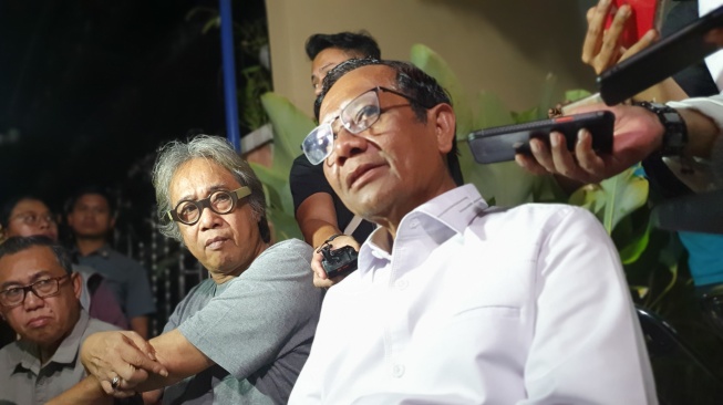 Cawapres Mahfud MD memberikan keterangan kepada awak media bahwa tak terkait dengan produksi film Dirty Vote yang viral beberapa waktu lalu. [Suarajogja.id/Hiskia Andika Weadcaksana]