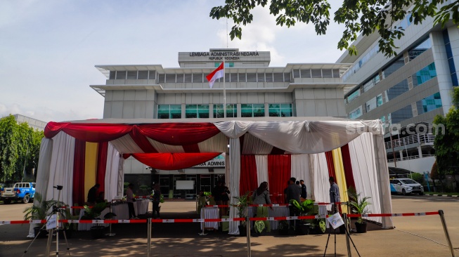 Suasana di tempat pemungutan suara (TPS) 10 Kelurahan Gambir di kompleks Kantor Lembaga Administrasi Negara (LAN), Jakarta, Selasa (13/2/2024). [Suara.com/Alfian Winanto]