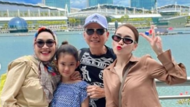 Ayah Rozak dan Ayu Ting Ting liburan ke Singapura. (Instagram/@mom_ayting92_)