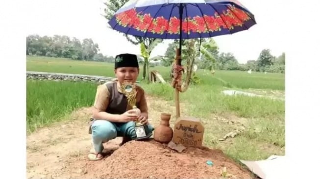 Bocah Bawa Piala Juara Lomba Tahfidz ke Makam Ibu, Ada Cerita Sedih di Baliknya