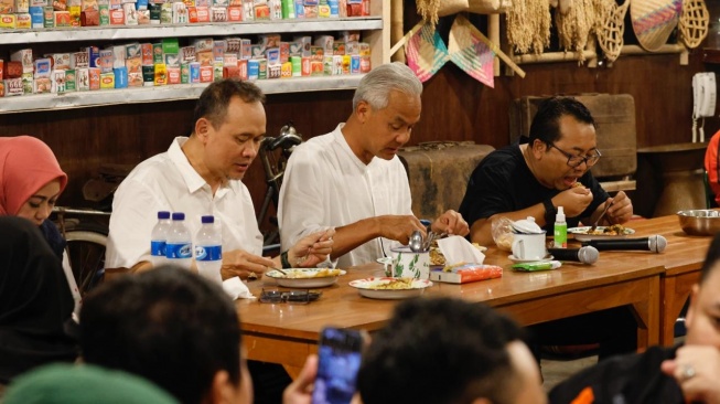 Masa Tenang, Ganjar Habiskan Waktu Nonton Film 'Agak Laen' Hingga Makan Malam Bareng Cak Lontong Dan Diserbu Warga