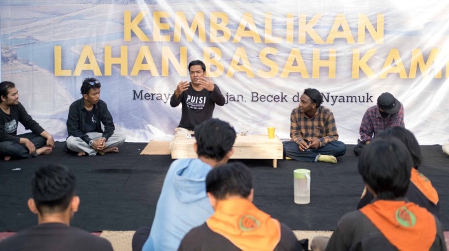 Arbi Tanjung, sastrawan dari Pasaman, Sumatera Barat, menjadi pembahas buku puisi Sungai dan Rawang. [dok Nopri Ismi]