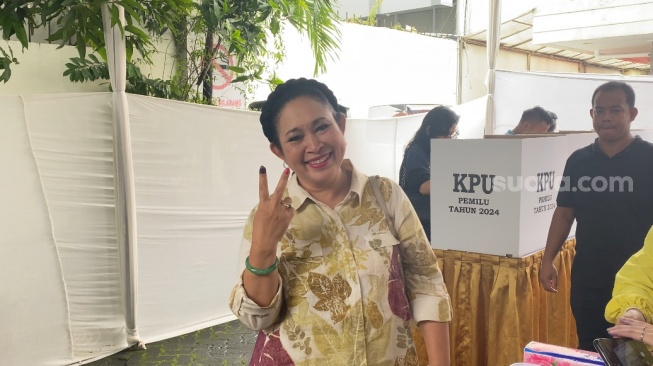 Mantan istri Prabowo Subianto, Titiek Soeharto pame salam dua jari usai mencoblos di TPS 002, Gondangdia, Jakarta Pusat. (Suara.com/Faqih)