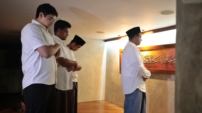 Anies Baswedan menjalankan ibadah salat Subuh berjamaah bersama keluarganya di kediamannya di kawasan Lebak Bulus, Jakarta Selatan, Rabu (14/2/2024). [Suara.com/Rakha]