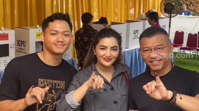 Anang Hermansyah dan keluarga usai berikan hak pilihnya di TPS 87 Taman Mercurius, Villa Cinere Mas, Tangerang Selatan, Rabu (14/2/2024) [Suara.com/Adiyoga Priyambodo]