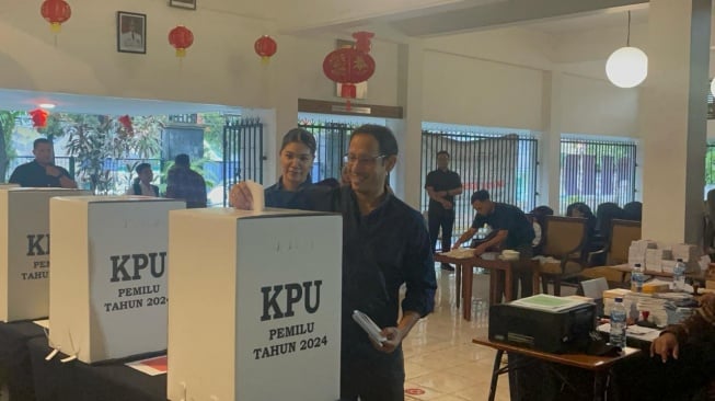 Nadiem Makarim Bawa Ketiga Putri Kecilnya Saat Nyoblos ke TPS, Ini Alasannya