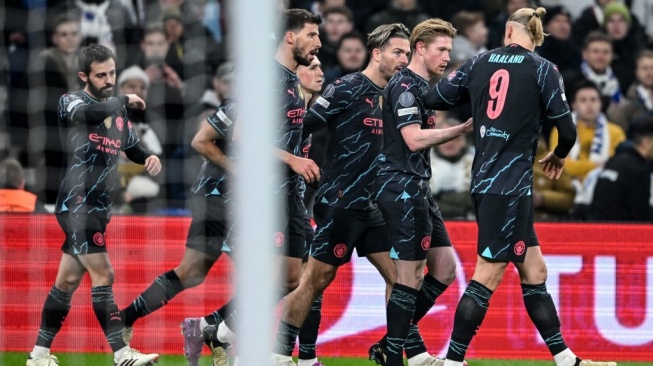 Para pemain Manchester City merayakan gol gelandang Kevin De Bruyne (kedua dari kanan) ke gawang FC Copenhagen pada laga Liga Champions di Stadion Parken, Copenhagen, Denmark, yang rampung Rabu (14/2/2024) pagi WIB. [Jonathan NACKSTRAND / AFP]