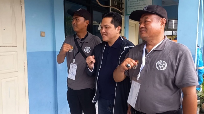 Menteri BUMN Erick Thohir foto bersama dengan warga sekitar setelah nyoblos di TPS 17 Gudang Peluru, Tebet, Jakarta Selatan/Achmad Fauzi