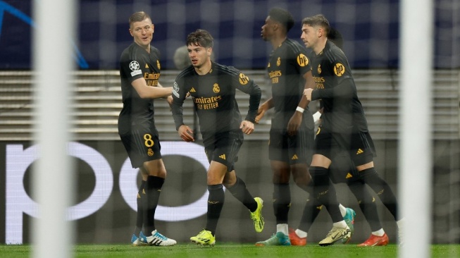 Gelandang serang Real Madrid, Brahim Diaz (kedua dari kiri) merayakan golnya ke gawang RB Leipzig pada laga Liga Champions di Stadion Red Bull Arena, Leipzig, Jerman yang rampung Rabu (14/2/2024) dini hari WIB. [Odd ANDERSEN / AFP]