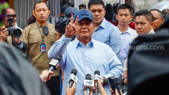 Calon Presiden nomor urut 2 Prabowo Subianto menunjukkan jarinya usai menggunakan hak pilihnya di TPS 033, Kampung Curug, Desa Bojong Koneng, Babakan Madang, Bogor, Jawa Barat, Rabu (14/2/2024). [Suara.com/Alfian Winanto]