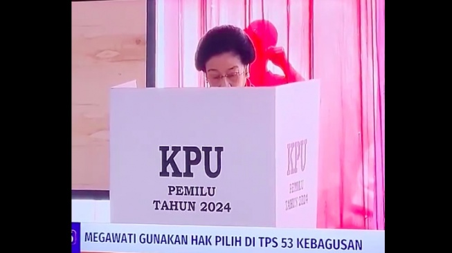 Tangkapan layar Megawati diintip sosok misterius saat mencoblos. [X/@BambangTheCat]