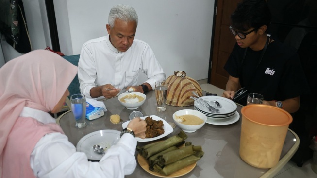 Ganjar Sarapan Bubur Merah Putih, Jadi Simbol Harapan di Pemilu 2024