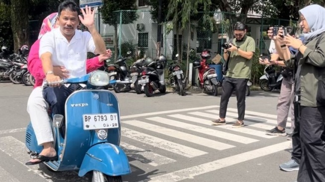 Wali Perkotaan Batam datang ke TPS naik Vespa [ANTARA/Jessica]