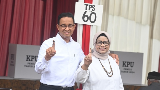 Momen Anies Bareng Keluarga Nyoblos di TPS 60 Lebak Bulus, Kompak Pose 1 Jari