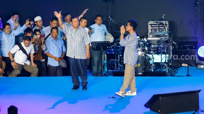 Pasangan Capres-Cawapres nomor urut 2, Prabowo Subianto dan Gibran Rakabuming Raka menyapa para pendukungnya dalam acara Mengawal Suara Rakyat di Istora Senayan, Jakarta, Rabu (14/2/2024). [Suara.com/Alfian Winanto]