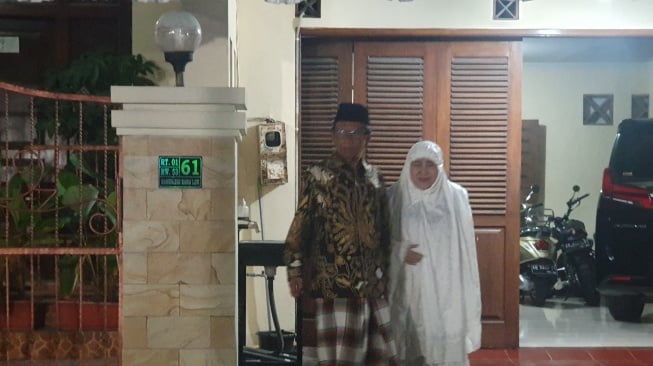 Pagi Menjelang Nyoblos, Mahfud MD Awali Hari dengan Salat Subuh bersama Istri di Masjid Depan Rumah