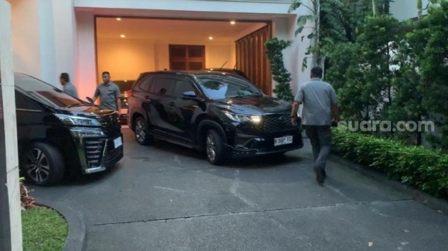 Pantauan Capres-Cawapres nomor urut satu, Anies-Cak Imin di kediamannya Jusuf Kalla, Jakarta Selatan. (Suara.com/Rakha)