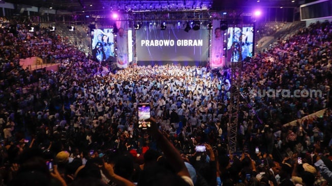 Suasana saat acara Mengawal Suara Rakyat di Istora Senayan, Jakarta, Rabu (14/2/2024). [Suara.com/Alfian Winanto]