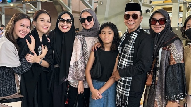 Keluarga Ayu Ting Ting dan Muhammad Fardana umrah bareng (Instagram/@mom_ayting92_)