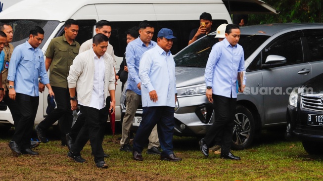 Calon Presiden nomor urut 2 Prabowo Subianto (tengah)beejalan mwnuju TPS intuknmenggunakan hak pilihnya di TPS 033, Kampung Curug, Desa Bojong Koneng, Babakan Madang, Bogor, Jawa Barat, Rabu (14/2/2024). [Suara.com/Alfian Winanto]