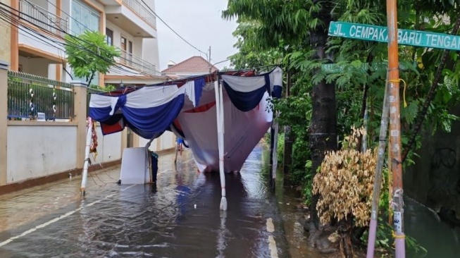 Tenda TPS Di Dekat Istana Ambruk Diterjang Hujan, Sejumlah Kotak Suara Rusak