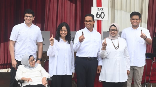 Capres nomor urut 1 Anies Baswedan (ketiga kanan) bersama istrinya Fery Farhati (kedua kanan) dan keluarga menunjukkan jari yang telah dicelup tinta usai melakukan pencoblosan Pemilu 2024 di TPS 60, Lebak Bulus, Jakarta, Rabu (14/2/2024). [ANTARA FOTO/Indrianto Eko Suwarso].