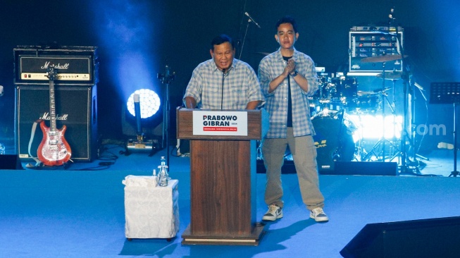Pasangan Capres-Cawapres nomor urut 2, Prabowo Subianto lalu Gibran Rakabuming Raka menyampaikan pidato politiknya pada acara Mengawal Suara Rakyat pada Istora Senayan, Jakarta, Rabu (14/2/2024). [Suara.com/Alfian Winanto]