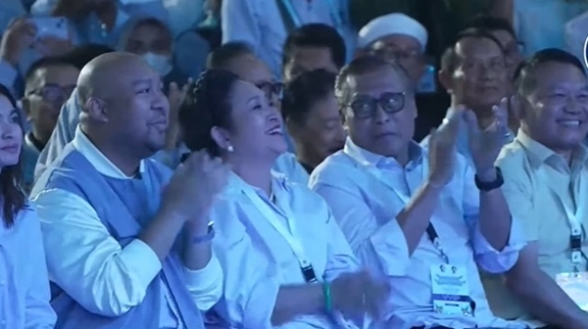 Titiek Soeharto tersenyum sumringan saat hadir dalam orasi Prabowo-Gibran menanggapi quick count di Istora Senayan, Jakarta, Rabu (14/2/2024). (YouTube/MetroTv)